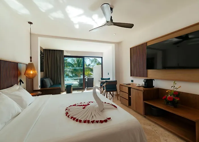 Resort Bay & Akumal
