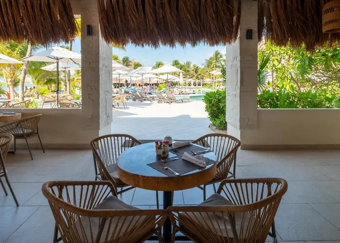 Resort Bay & Akumal