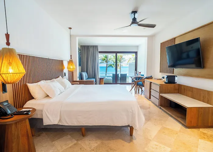 Resort Bay & Akumal